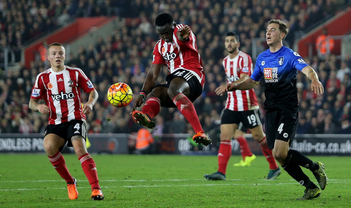 国乒击败法国队，王曼昱战胜帕瓦德，孙颖莎和王楚钦混双取胜（中国乒乓球队力克法国，王曼昱挑落帕瓦德，孙颖莎／王楚钦混双告捷）