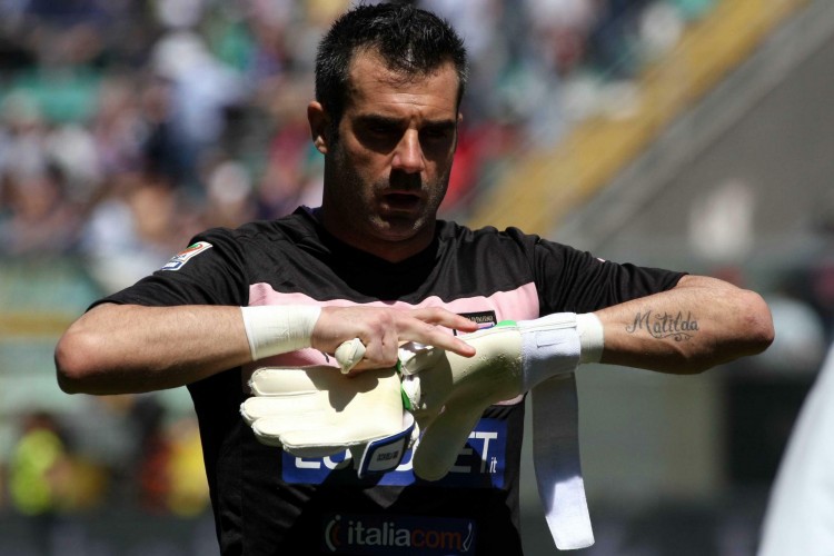 拜仁官方：格纳布里因膝盖问题缺席今日比赛（拜仁通告：格纳布里膝伤无缘今日比赛）