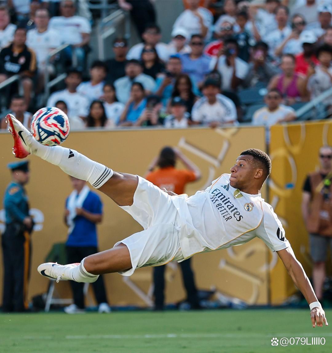 传统环节，利物浦全队戴圣诞帽在训练场拍大合照（利物浦延续传统：全队戴圣诞帽训练场合影）