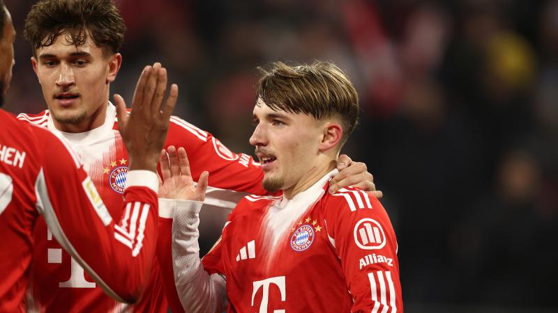 远在迈阿密心系罗马，托蒂和坎德拉用手机观看老东家焦点大战（托蒂与坎德拉身在迈阿密仍牵挂罗马，用手机观看老东家焦点之战）