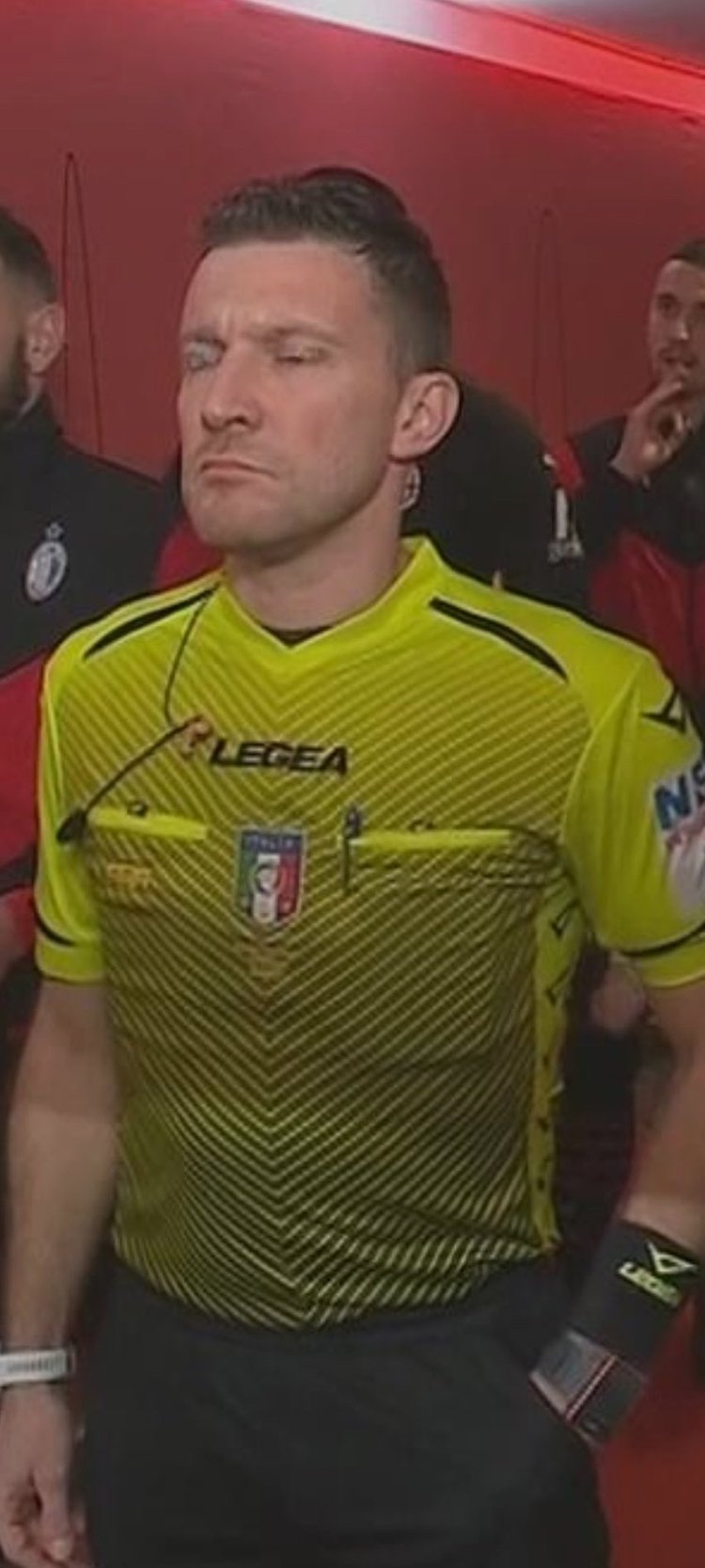 欧文突破防守助攻制胜（欧文强突送助攻锁定胜局）